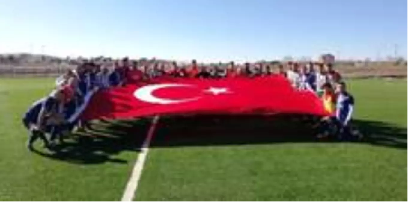 Dumlupınar\'dan Yunan\'lı vekile futbol sahasından bayrak mesajı