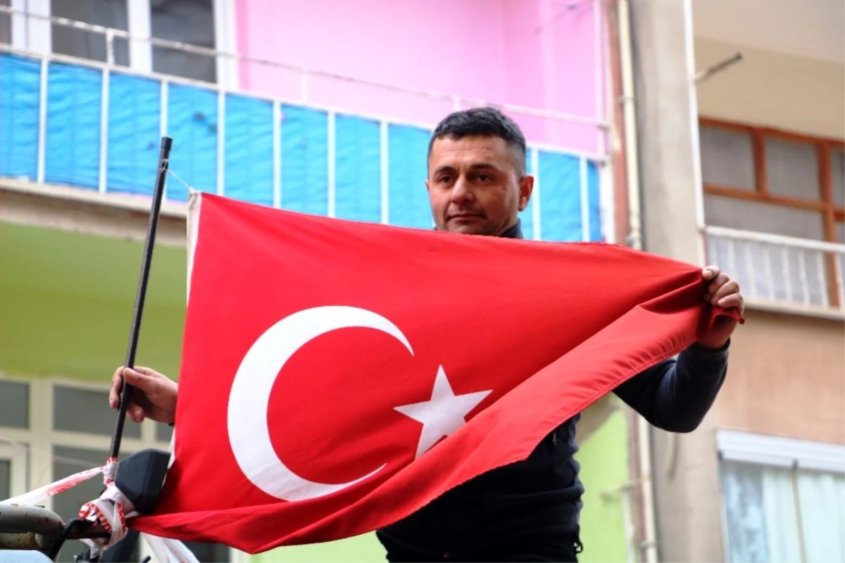 Elazığ\'da yıkım öncesi operatörün bayrak hassasiyeti