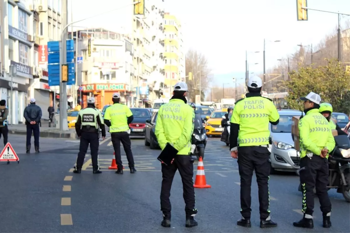 Fatih\'te, okulların ilk günü servisler denetlendi