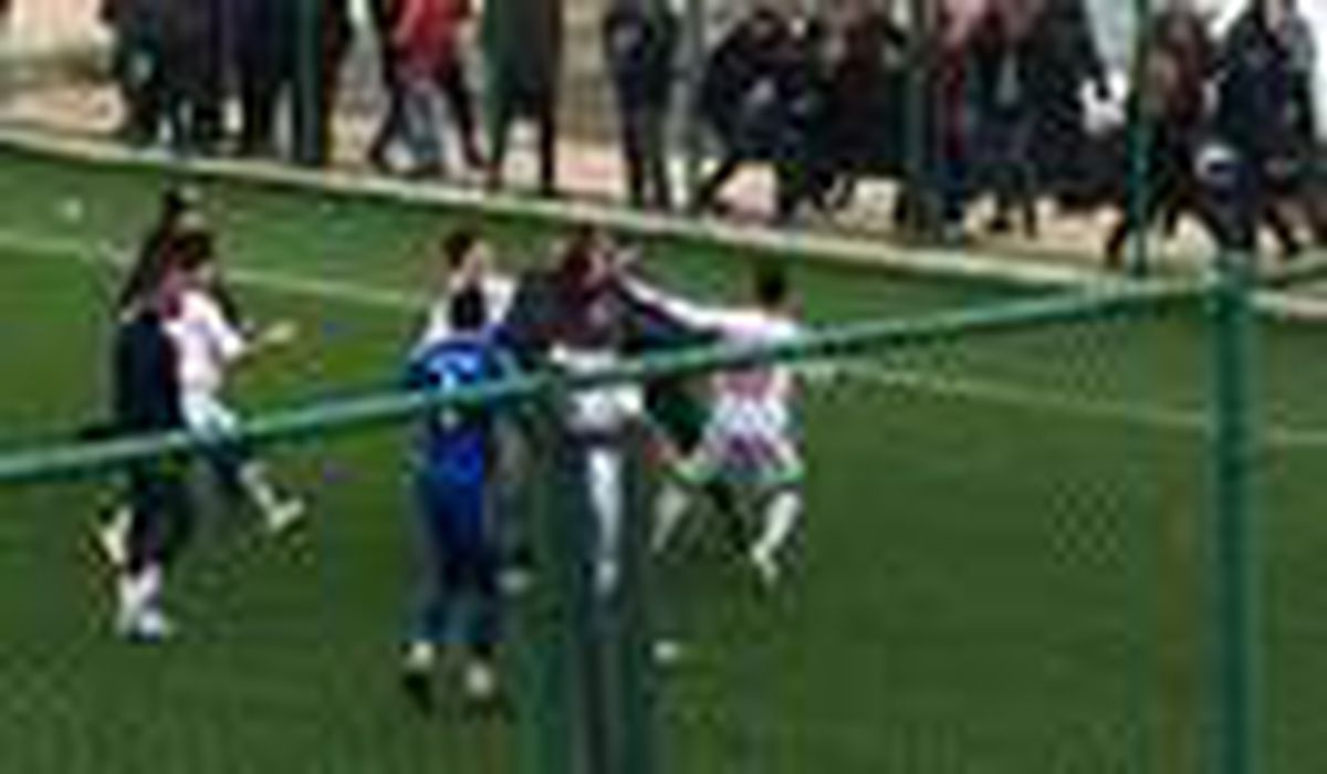 Futbol maçında tekme ve yumruklar konuştu