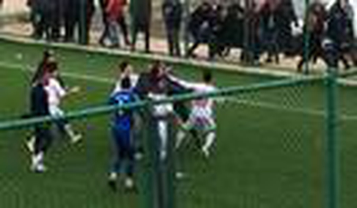 Futbol maçında tekme ve yumruklar konuştu
