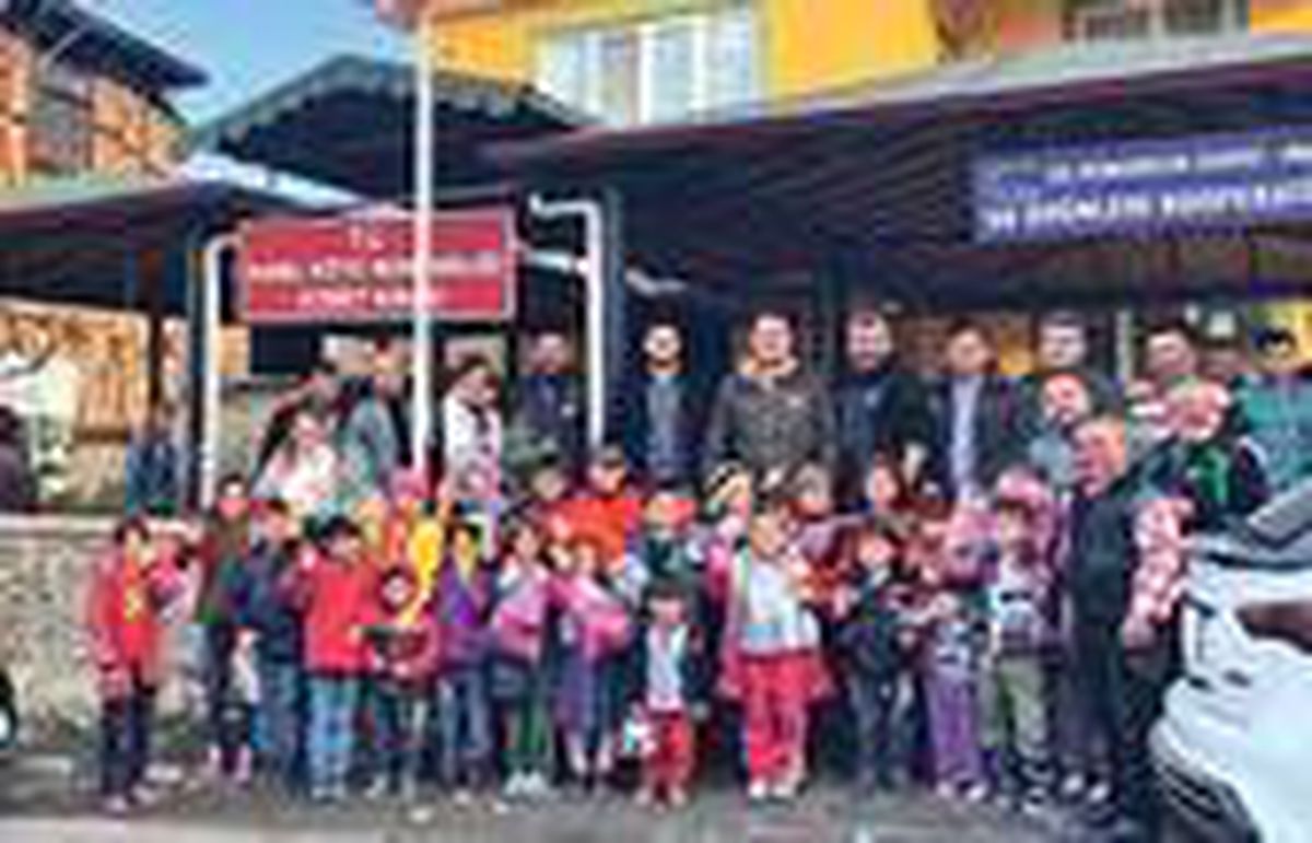 İhtiyaç sahibi köy çocuklarına 300 çift bot ve mont yardımı