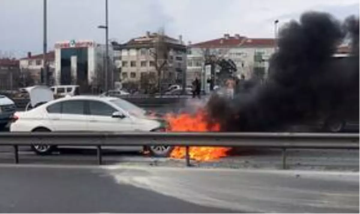 İstanbul\'da seyir halindeki otomobil yandı