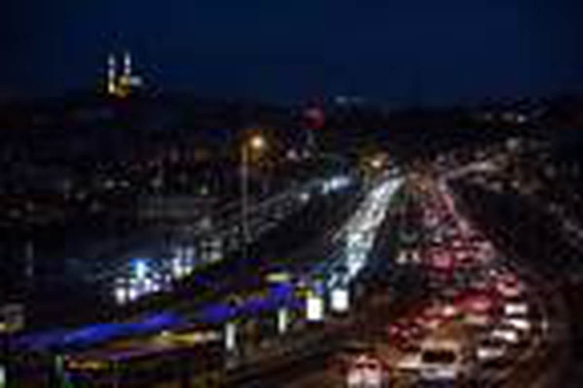 İstanbul\'da yarı yıl tatili bitti, trafik yoğunluğu yaşanıyor (1)