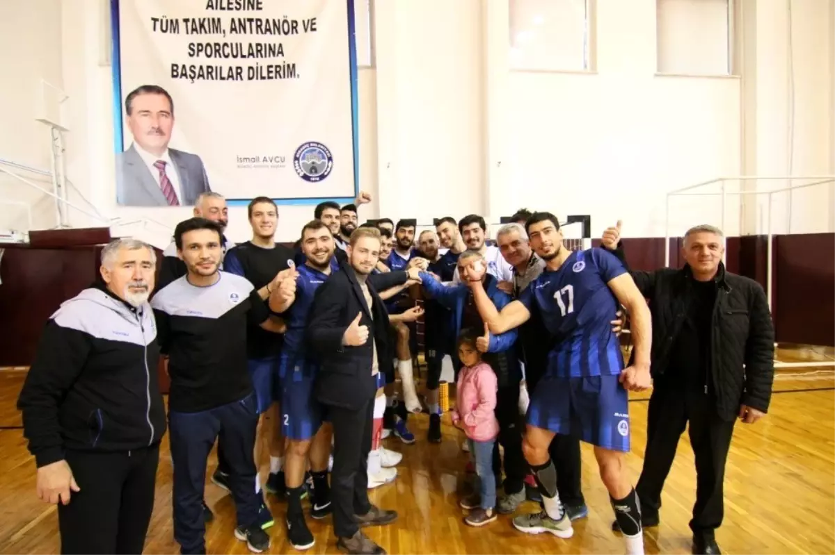 Kağıtspor voleybolda liderliği geri aldı