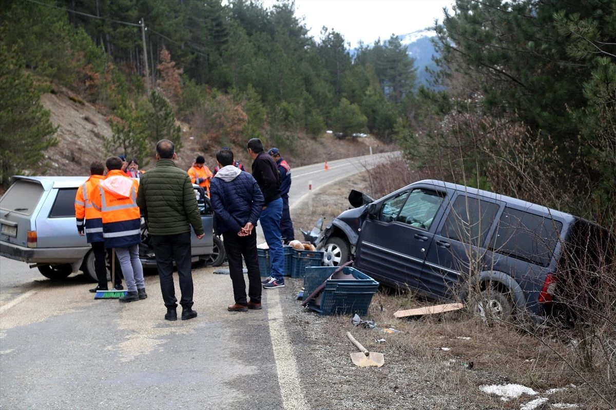 Kastamonu\'da hafif ticari araçla otomobil çarpıştı: 2 yaralı
