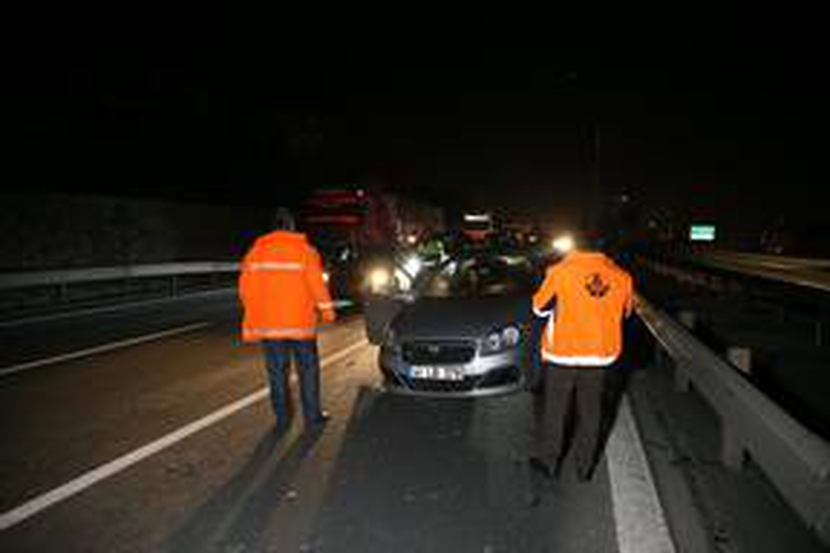 Kocaeli\'de 5 otomobilin karıştığı zincirleme kaza otoyolda trafiği aksattı