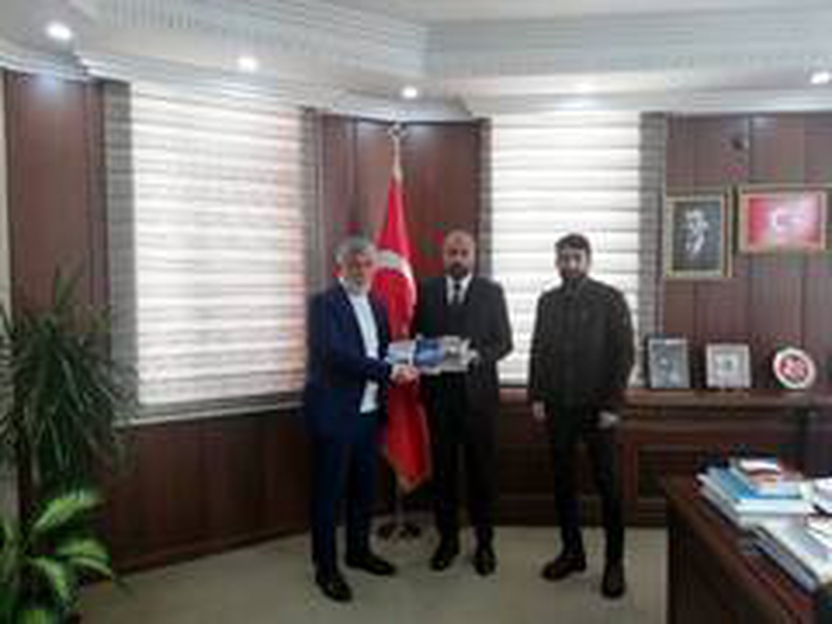 Koçlar ve Obuz, yazdıkları kitapları Rektör Şevli\'ye takdim etti