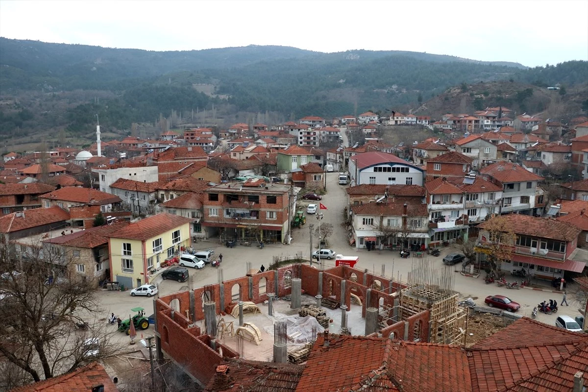 Mahalle meydanında ürünlerini açık artırmayla satarak cami inşaatına destek oluyorlar