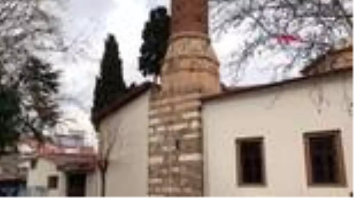 Manisa\'da depremde minaresi zarar gören tarihi cami ibadete kapatıldı