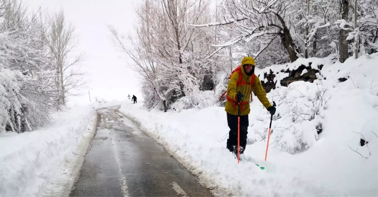 Turistlerin Aksaray Güzelyurt\'ta tarih gezisi ve kayak eğlencesi