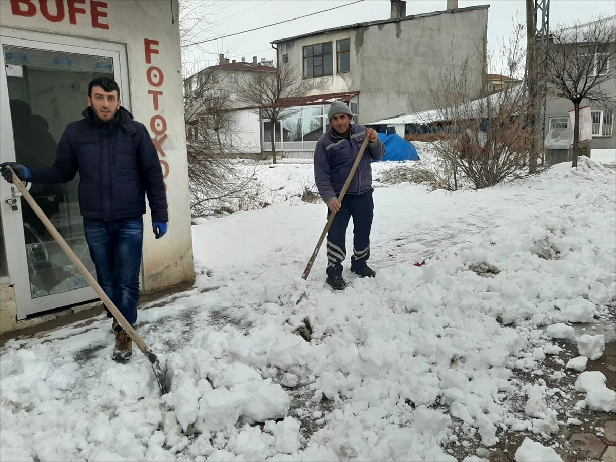 Ulaş\'ta okul bahçeleri kardan temizlendi