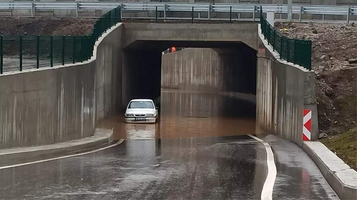 Aşırı yağışlar köyün ulaşımını kapattı, mezarlar sular altında kaldı