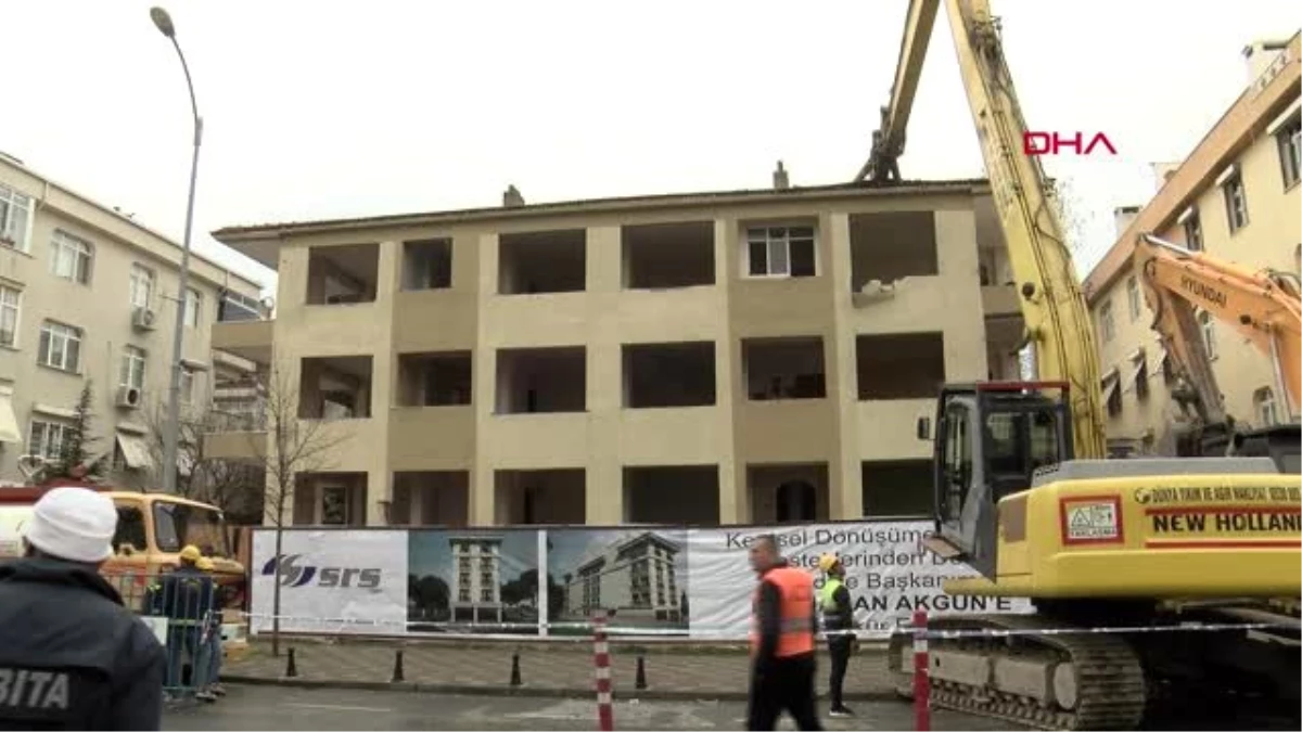 Büyükçekmece\'de riskli bina belediye ekiplerince yıkıldı