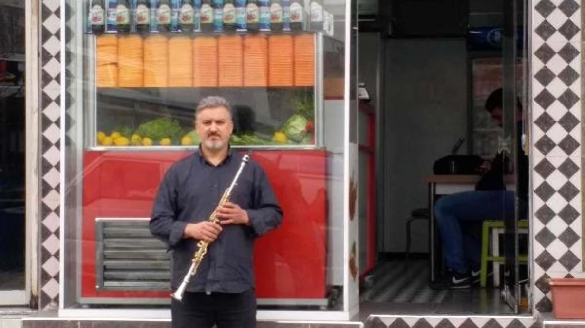Çiğ köfteci Rahmi Usta\'dan klarnetle müşterilerine müzik ziyafeti