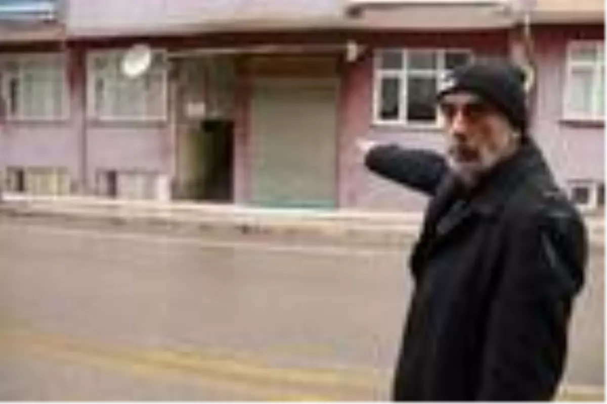 Depremde hasar gören apartmanların demir kapıları çalındı