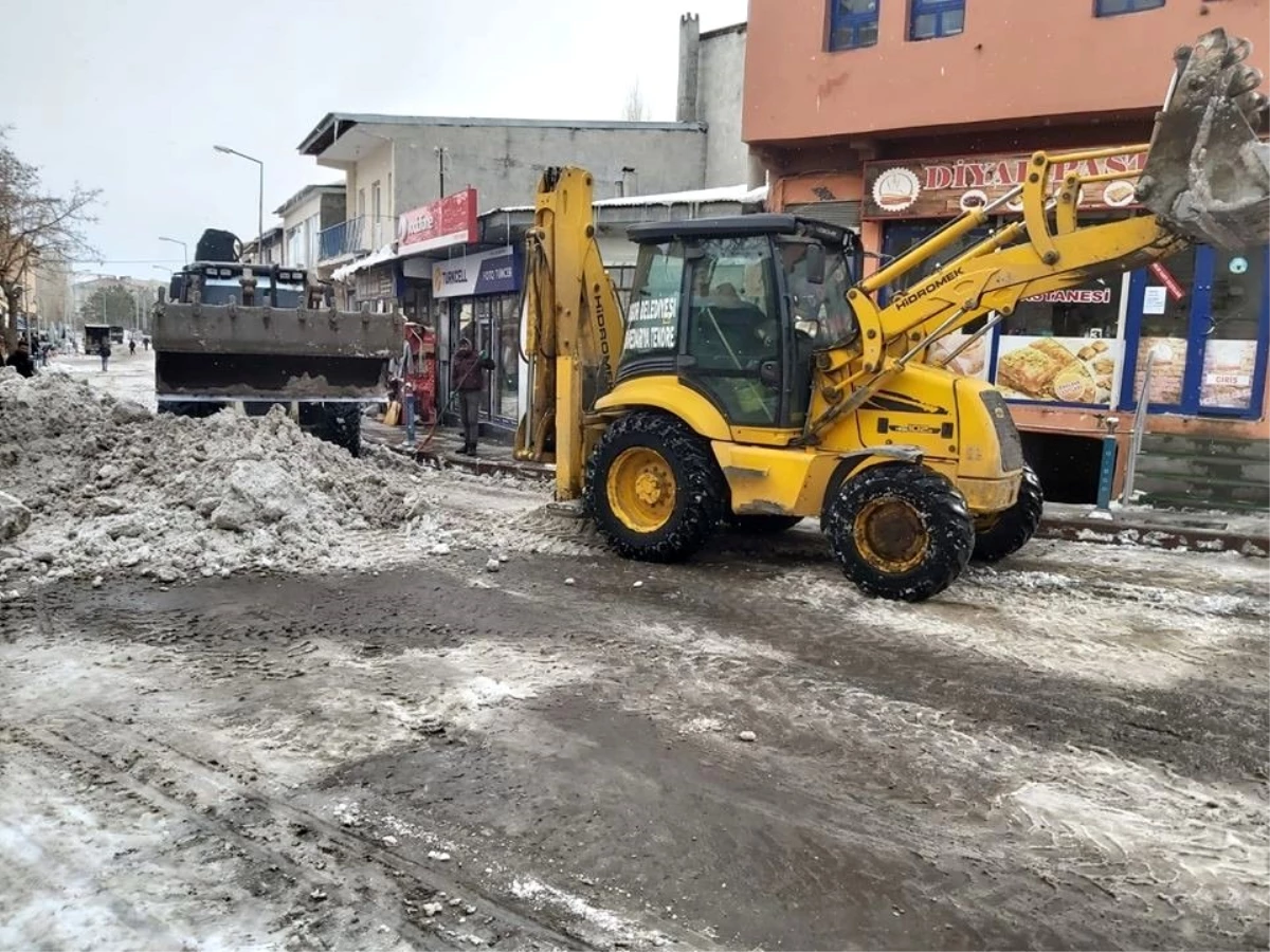 Digor Belediyesi yol ve kaldırımların karını temizliyor