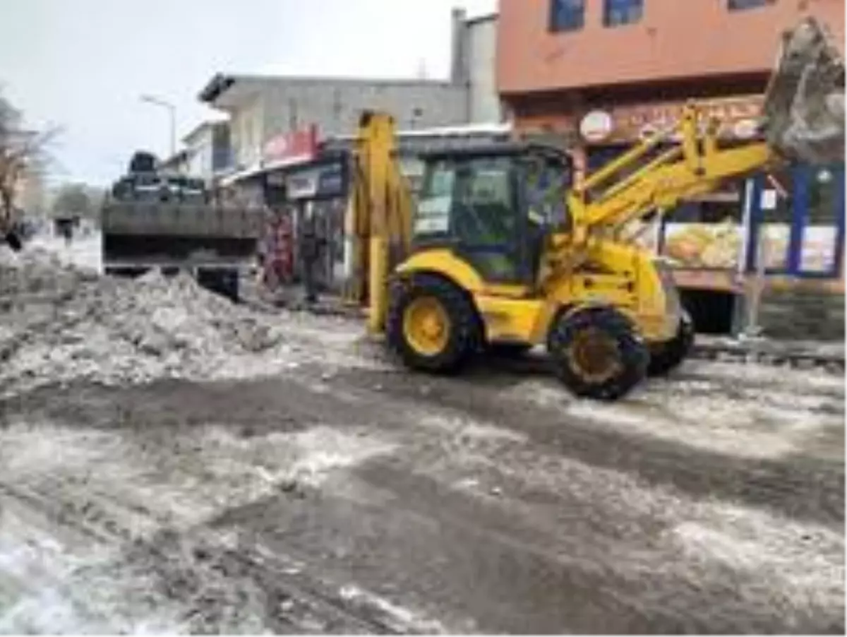 Digor Belediyesi yol ve kaldırımların karını temizliyor