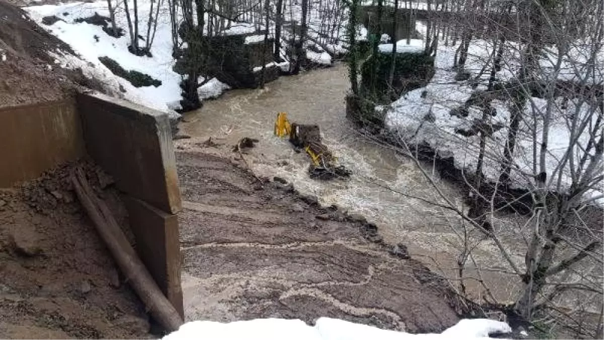 İş makinesi dereye yuvarlandı; akıntıya kapılan operatör kayıp (1)