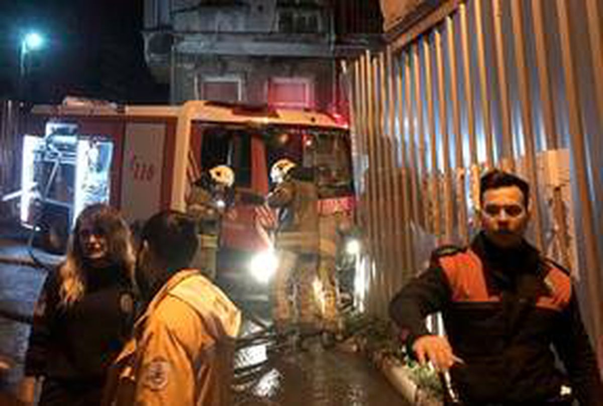 İstanbul\'da, yokuş aşağı kayan itfaiye aracının çarptığı 3 kişi yaralandı