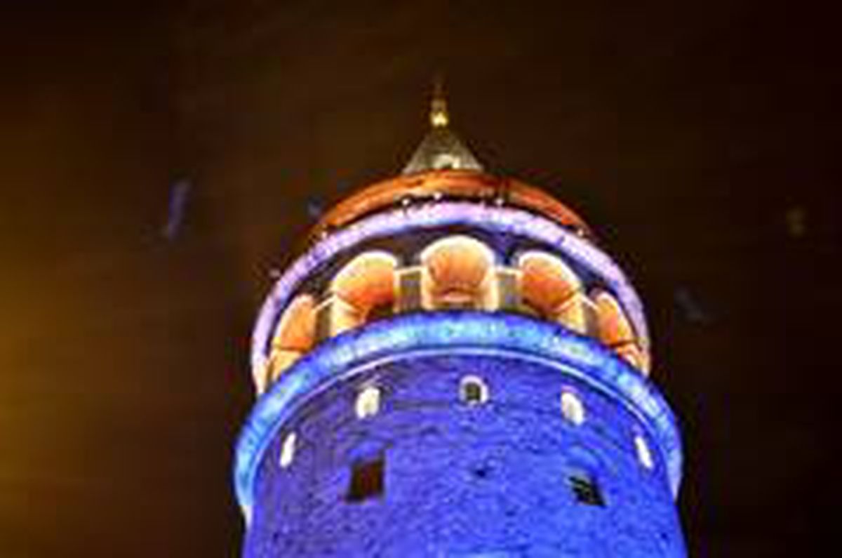 İstanbul\'un simgesi Galata Kulesi mavi ve turuncuya büründü