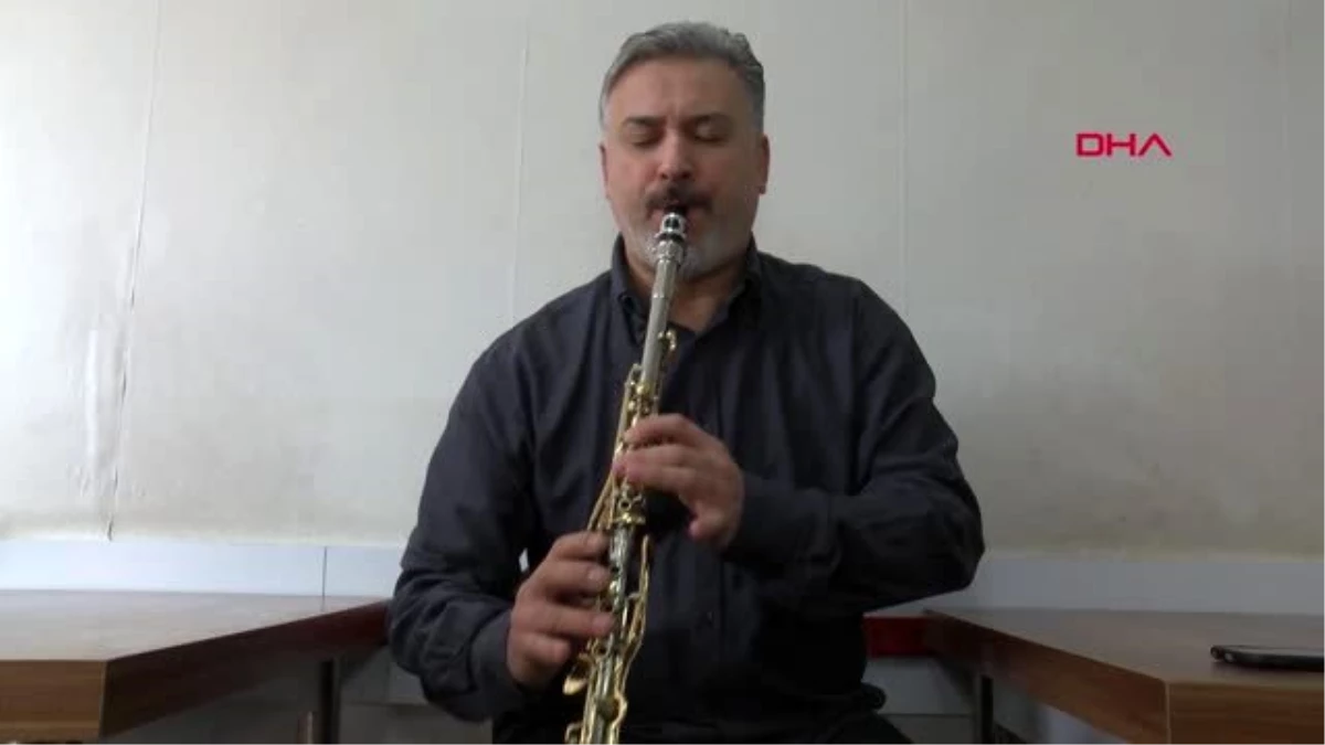 İzmir çiğ köfteci rahmi usta\'dan klarnetle müşterilerine müzik ziyafeti