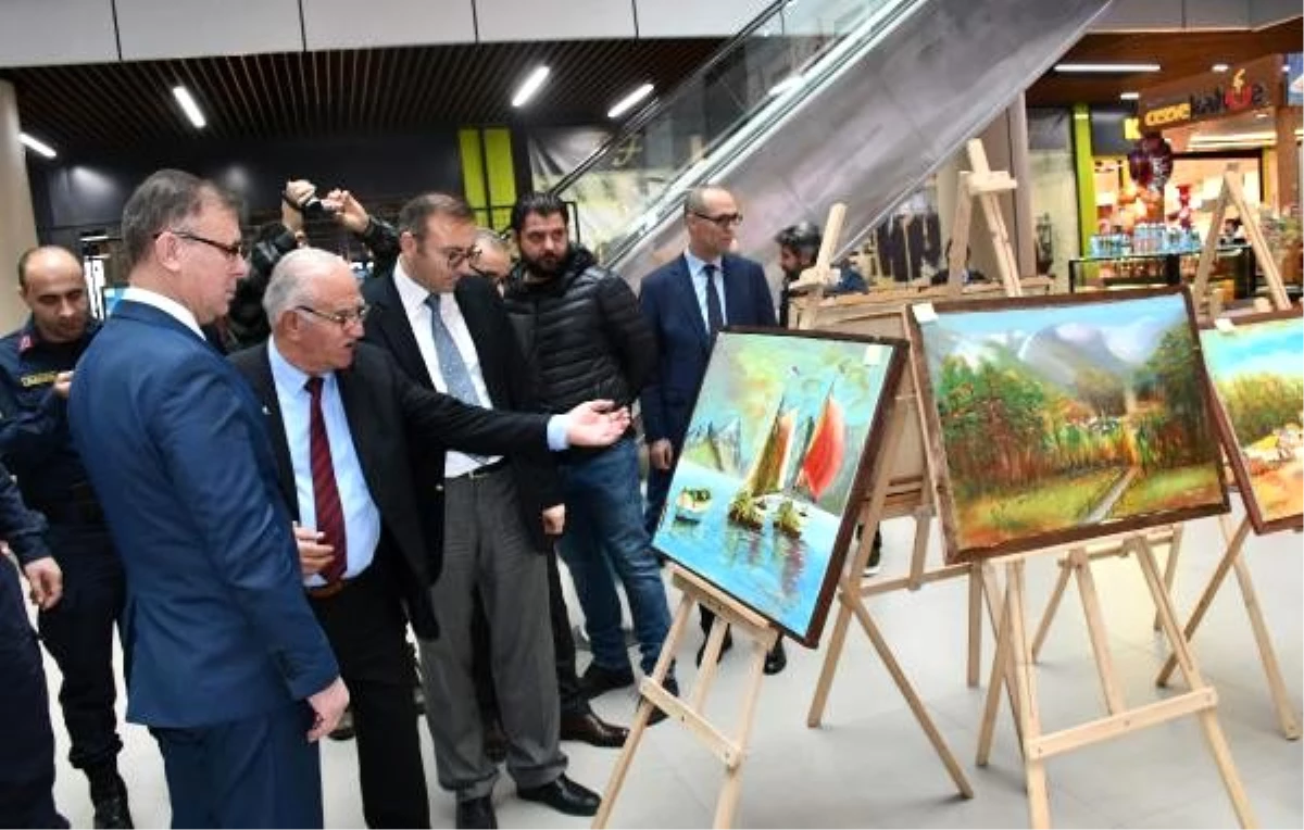 Kanseri yendi, ilk resim sergisini açtı