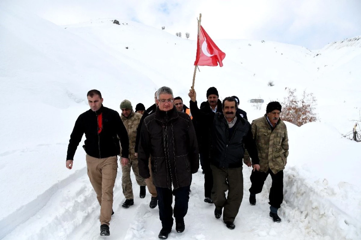 Kar kış demeden depremin yaraları sarılıyor