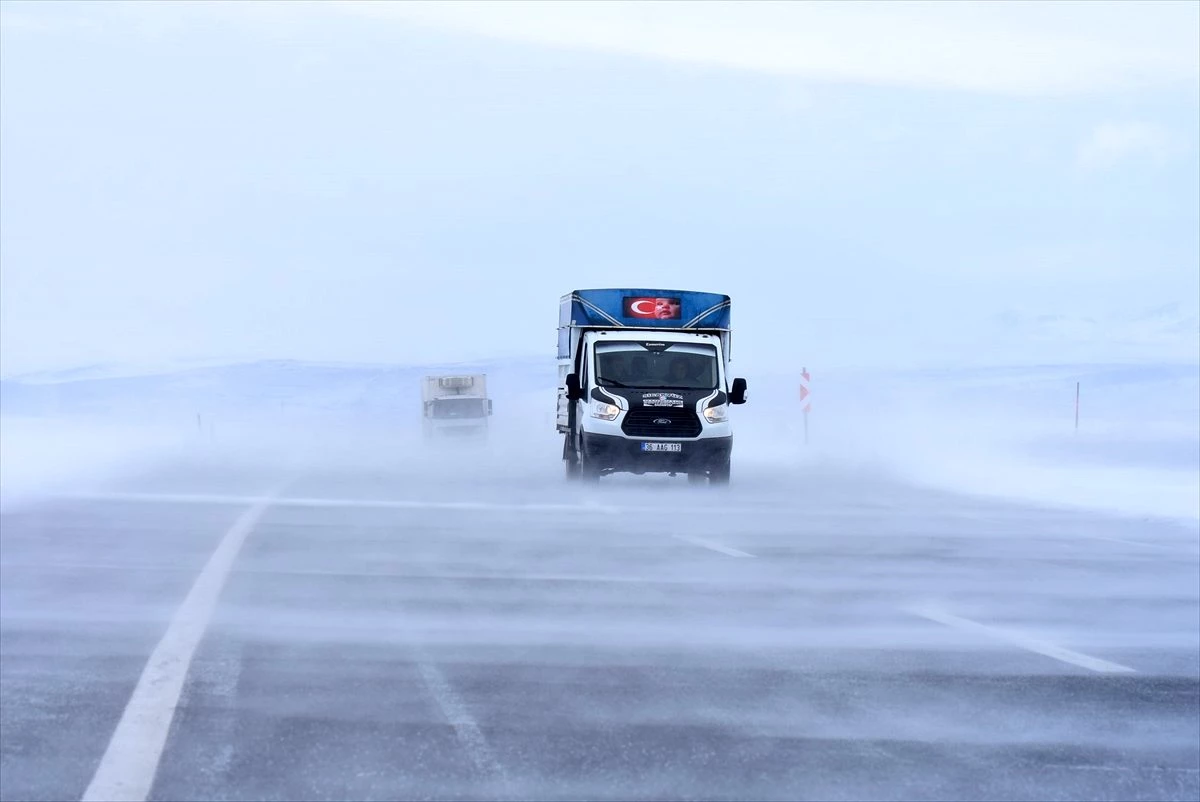 Kars ve Ardahan\'da kar yağışı ulaşımı aksatıyor