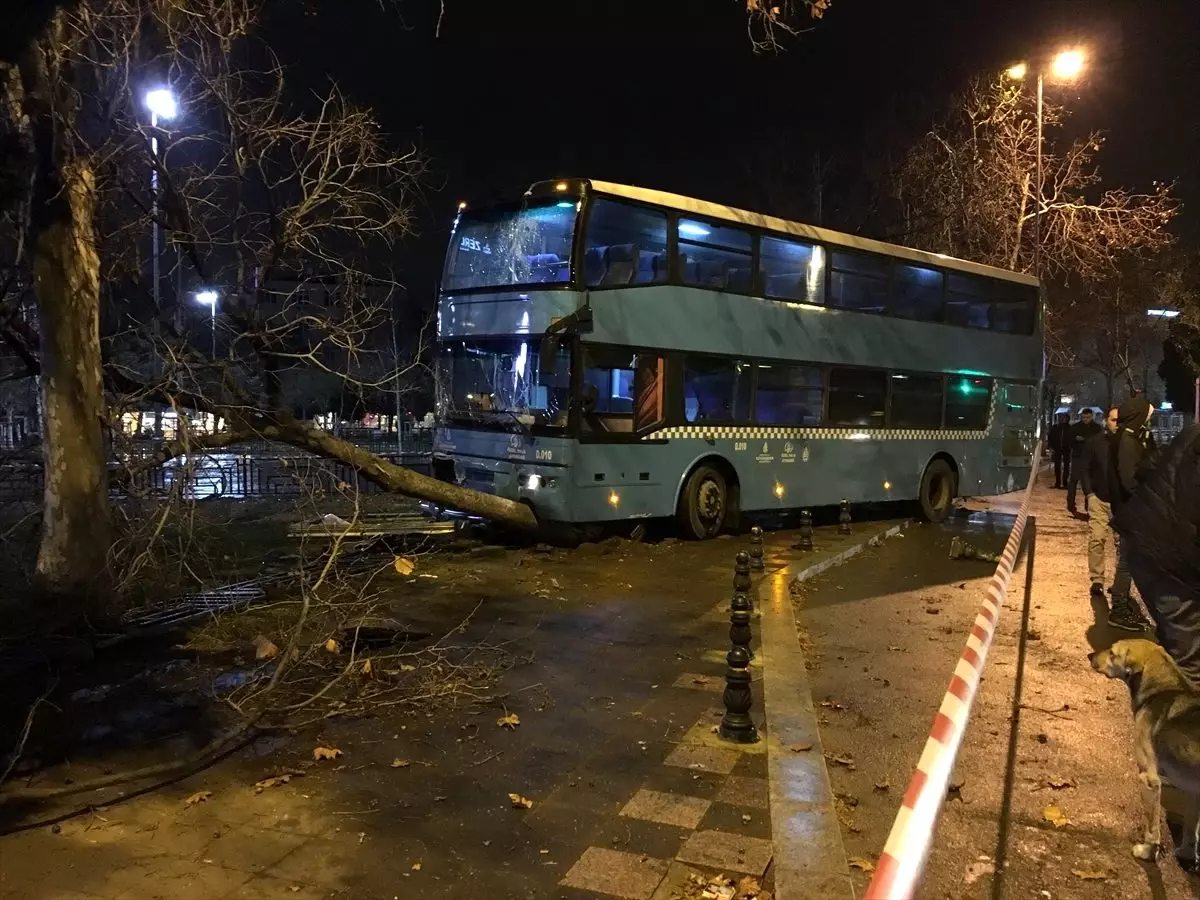 Kartal\'da özel halk otobüsü duraktaki yolculara çarptı