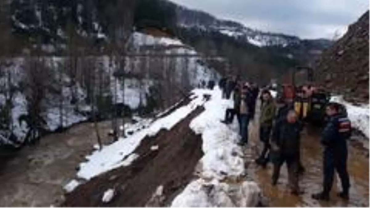 Kepçe operatörü heyelanda kayboldu, ekipler seferber oldu