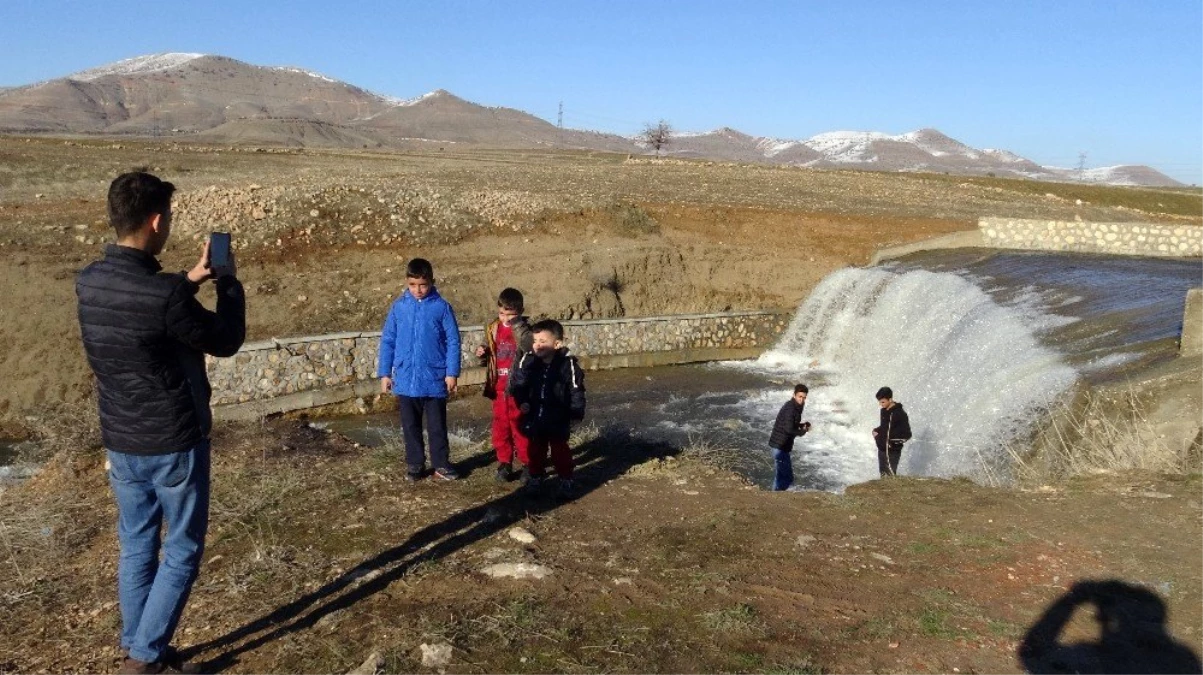 Kırkat Göleti taştı, vatandaşlar fotoğraf çektirmek için yarışa girdi