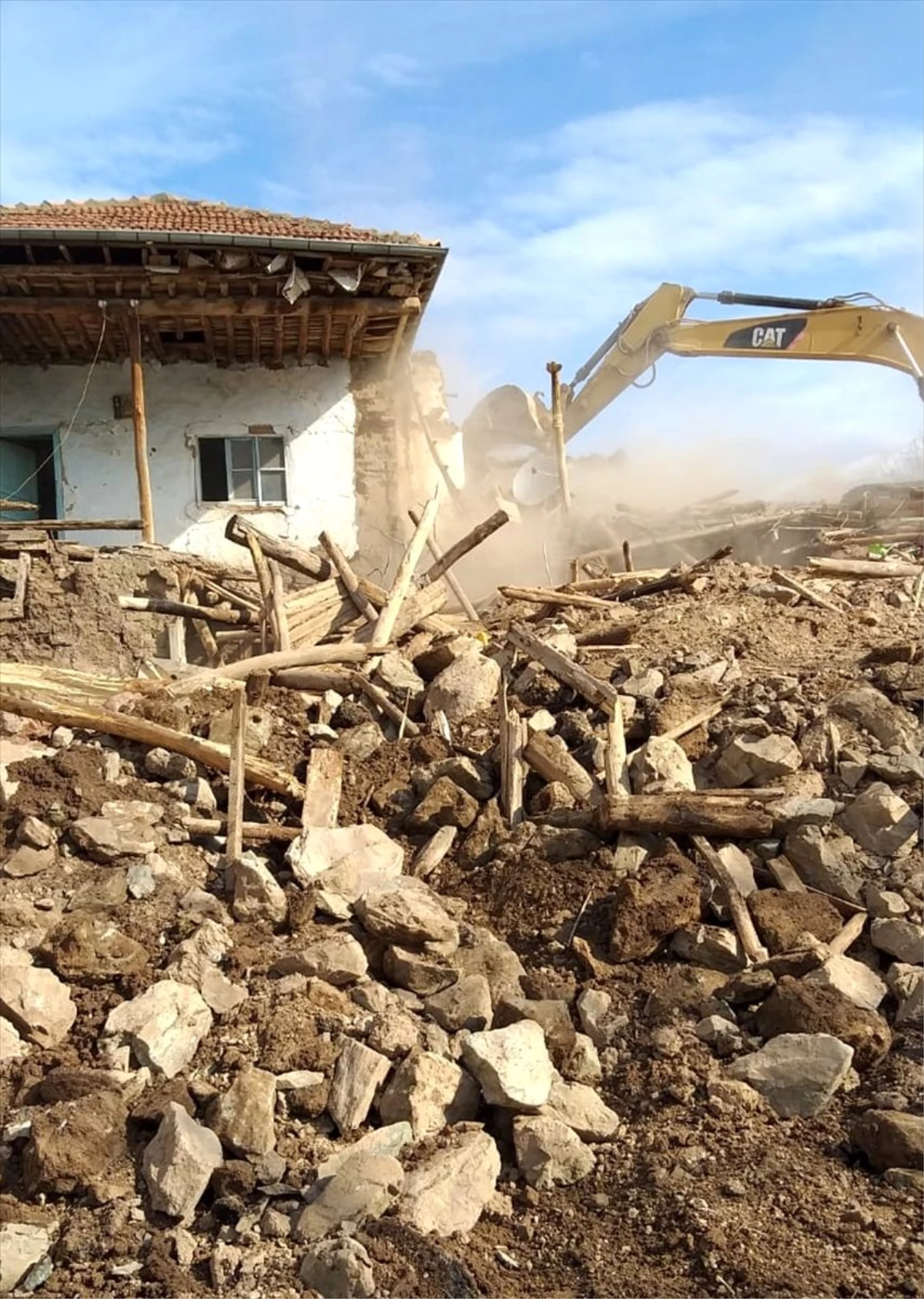 Malatya\'da ağır hasarlı evler kontrollü yıkıldı