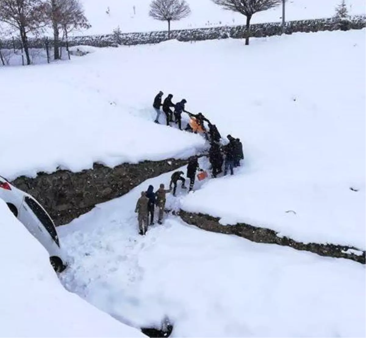 Otomobil köprüden uçtu, yaralı elbirliğiyle kurtarıldı