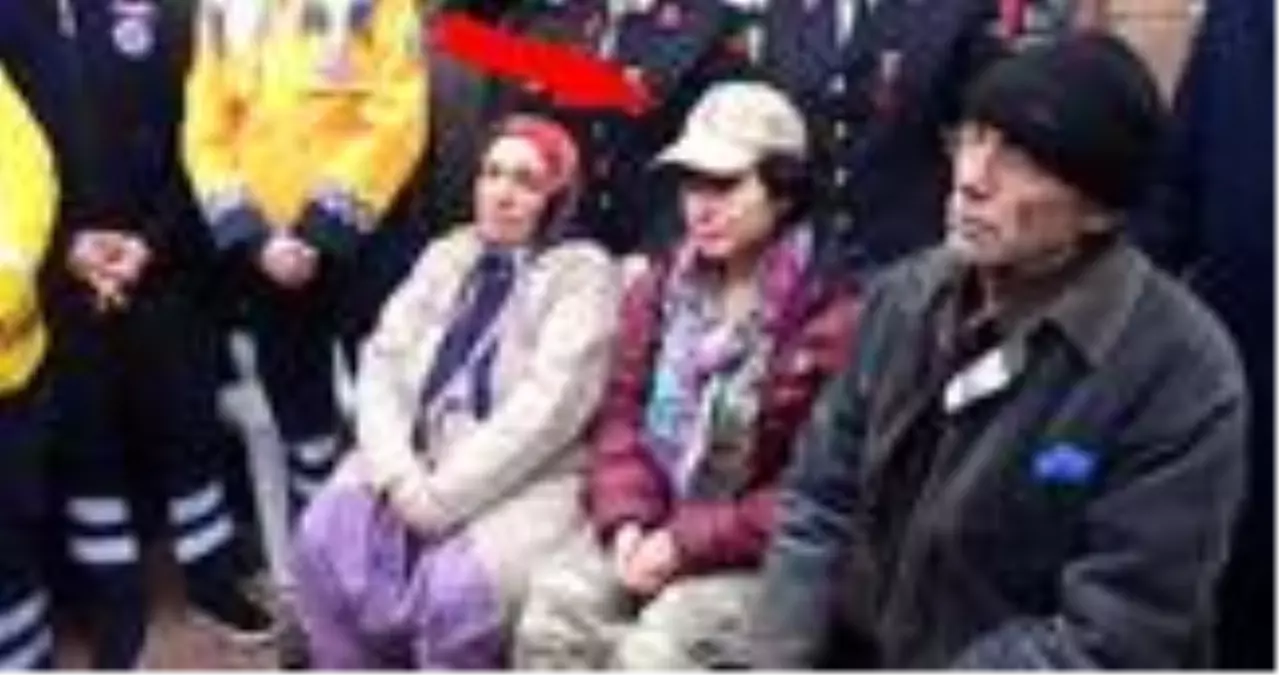 Şehit ağabeyini son yolculuğuna askeri üniformayla uğurladı