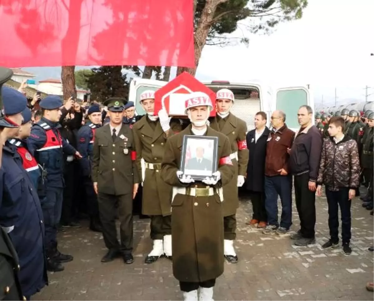 Şehit Halil Demir\'in cenazesi memleketine getirildi (2)