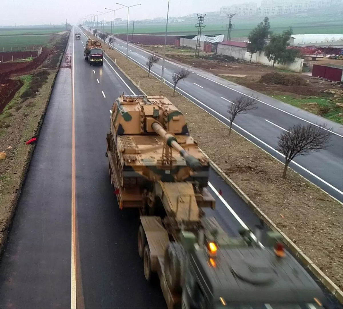 Sınıra tank ve zırhlı araç sevkiyatı havadan görüntülendi