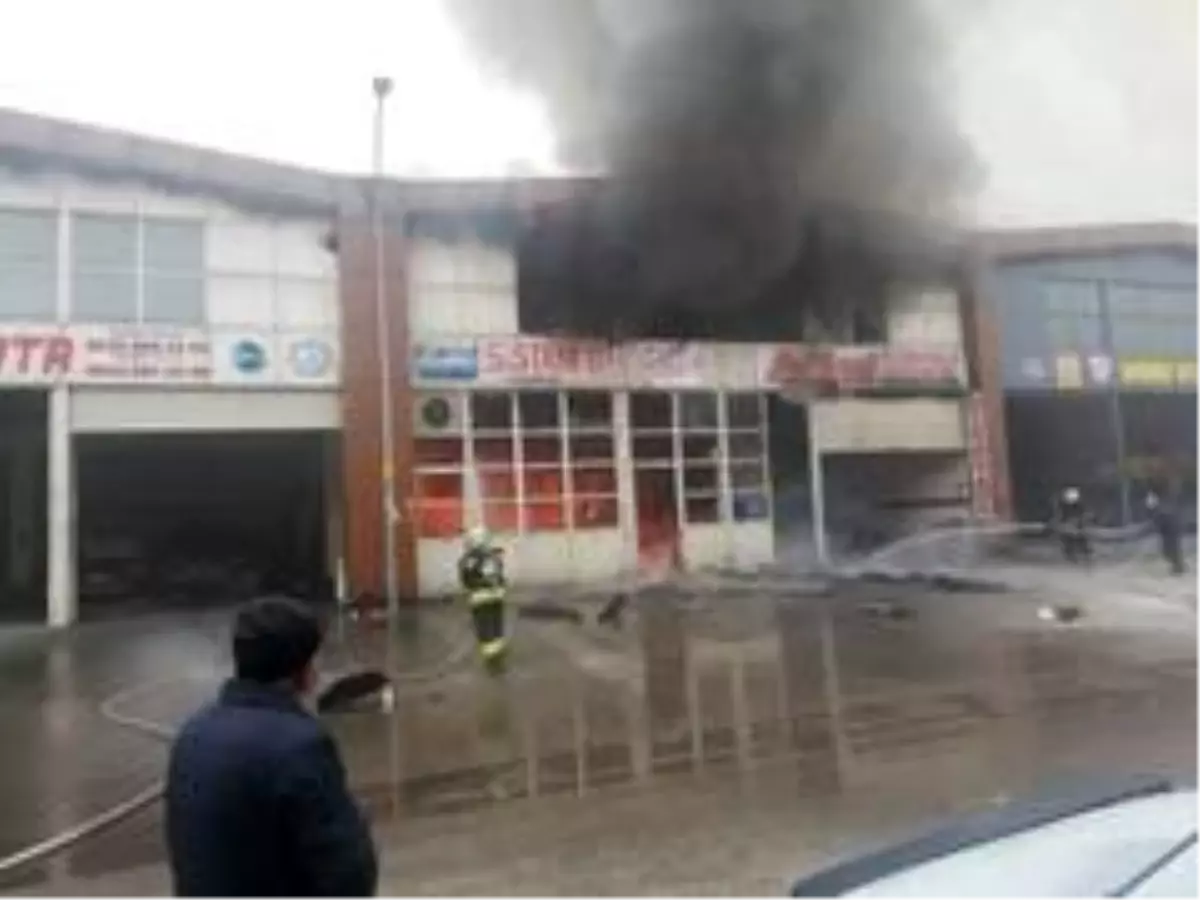 Sökülen otomobil parçalarını temizlerken iş yerini yaktı