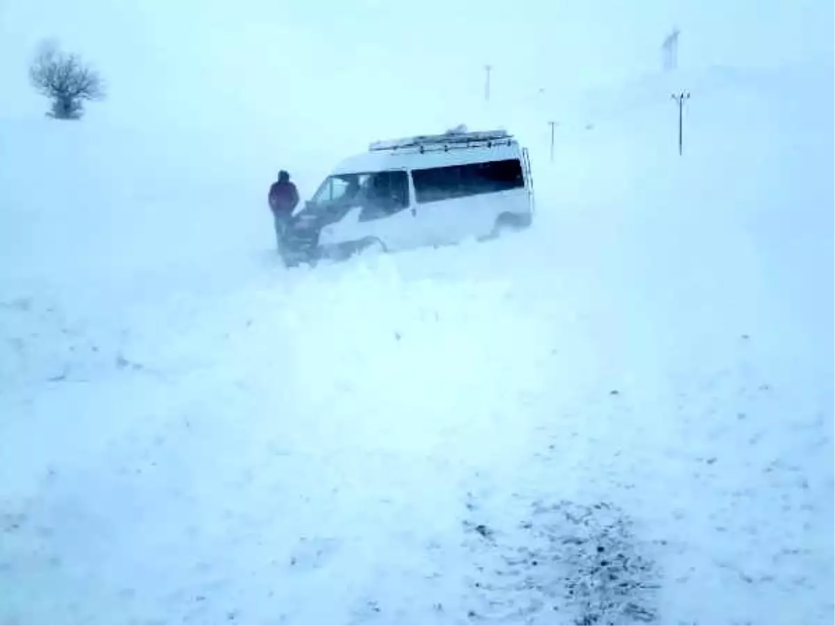 Tipide mahsur kalan minibüsteki 11 yolcu kurtarıldı