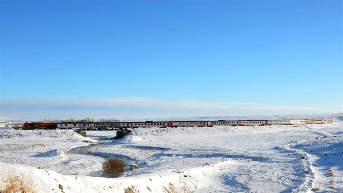 Tren yolunun "kar kaplanı" 33 yıldır raylarda