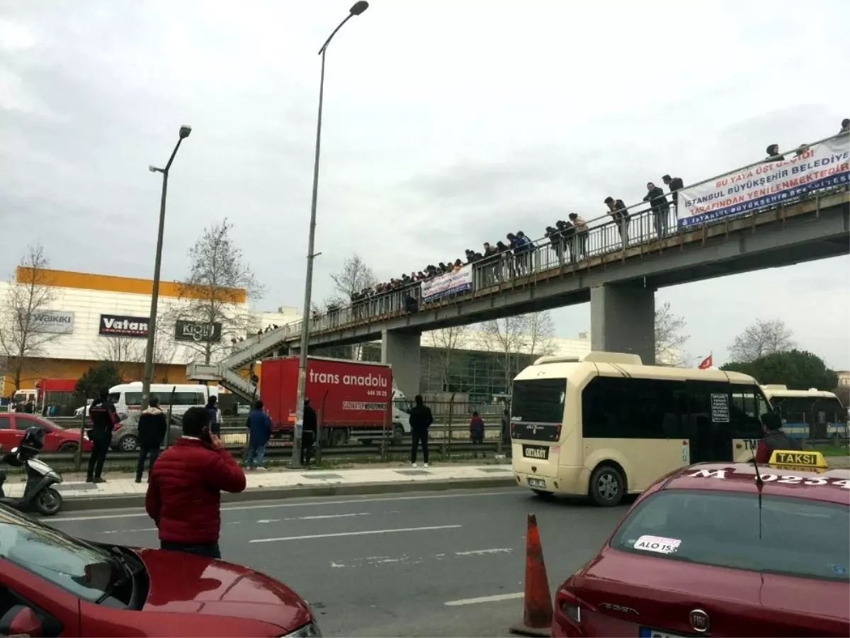 Üst geçitte intihara kalkışan şahsı polis ikna etti