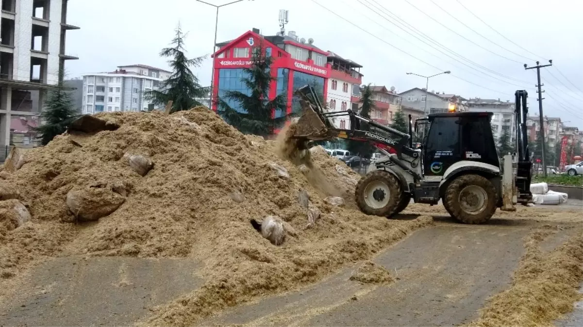 Yaklaşık 100 ton saman zarar gördü