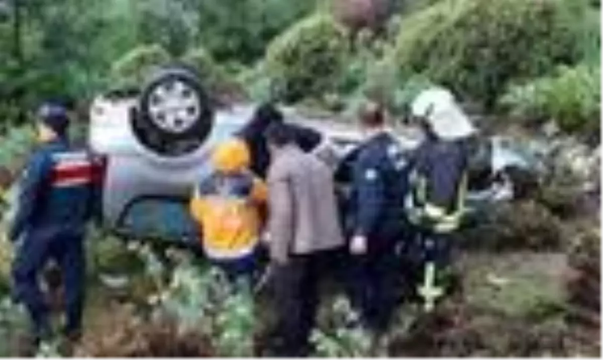 20 metrelik şarampole yuvarlanan otomobildeki çift, yaralı kurtarıldı