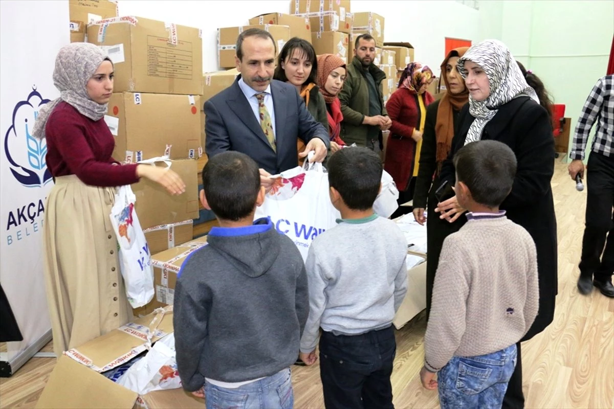 Akçakale Belediyesi\'nden ihtiyaç sahibi öğrencilere kıyafet yardımı