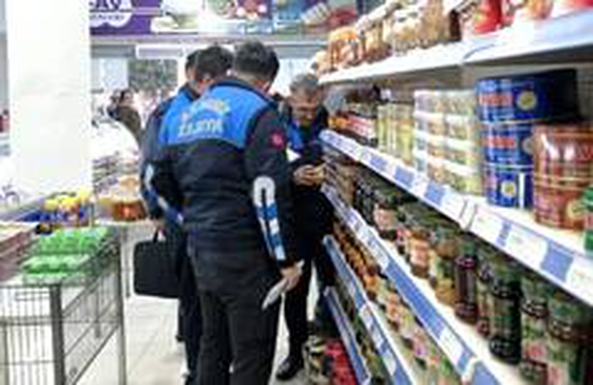 Akdeniz Belediyesi zabıta ekipleri marketleri denetledi
