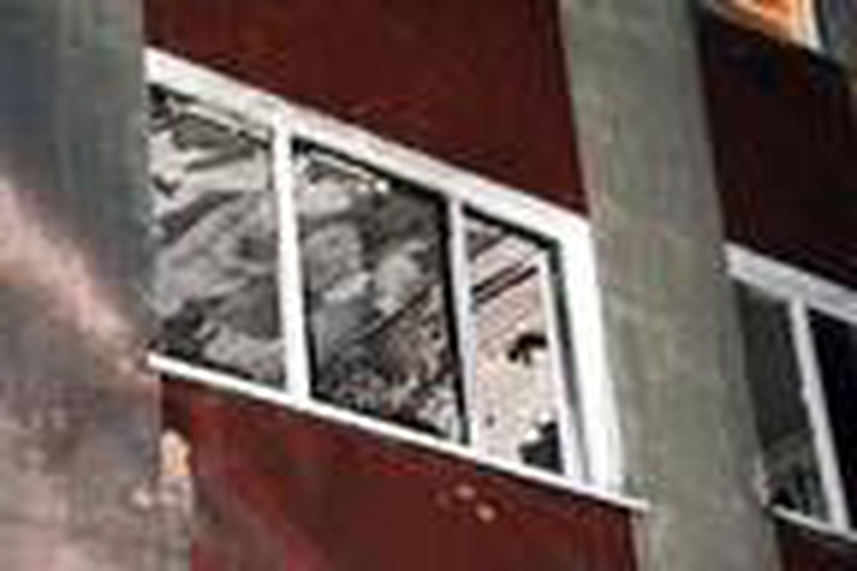 Ankara\'da apartmanda yangın: 2\'si çocuk, 4 kişi dumandan etkilendi
