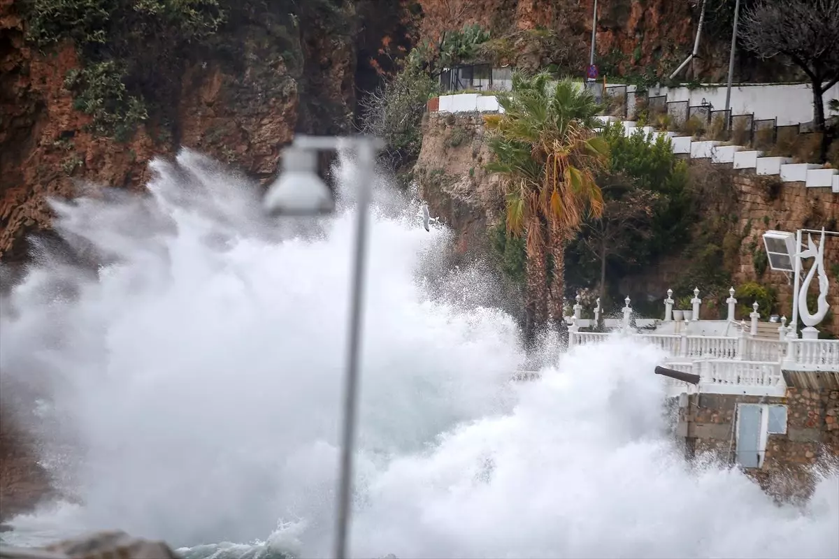 Antalya\'da şiddetli rüzgar ve sağanak etkili oluyor