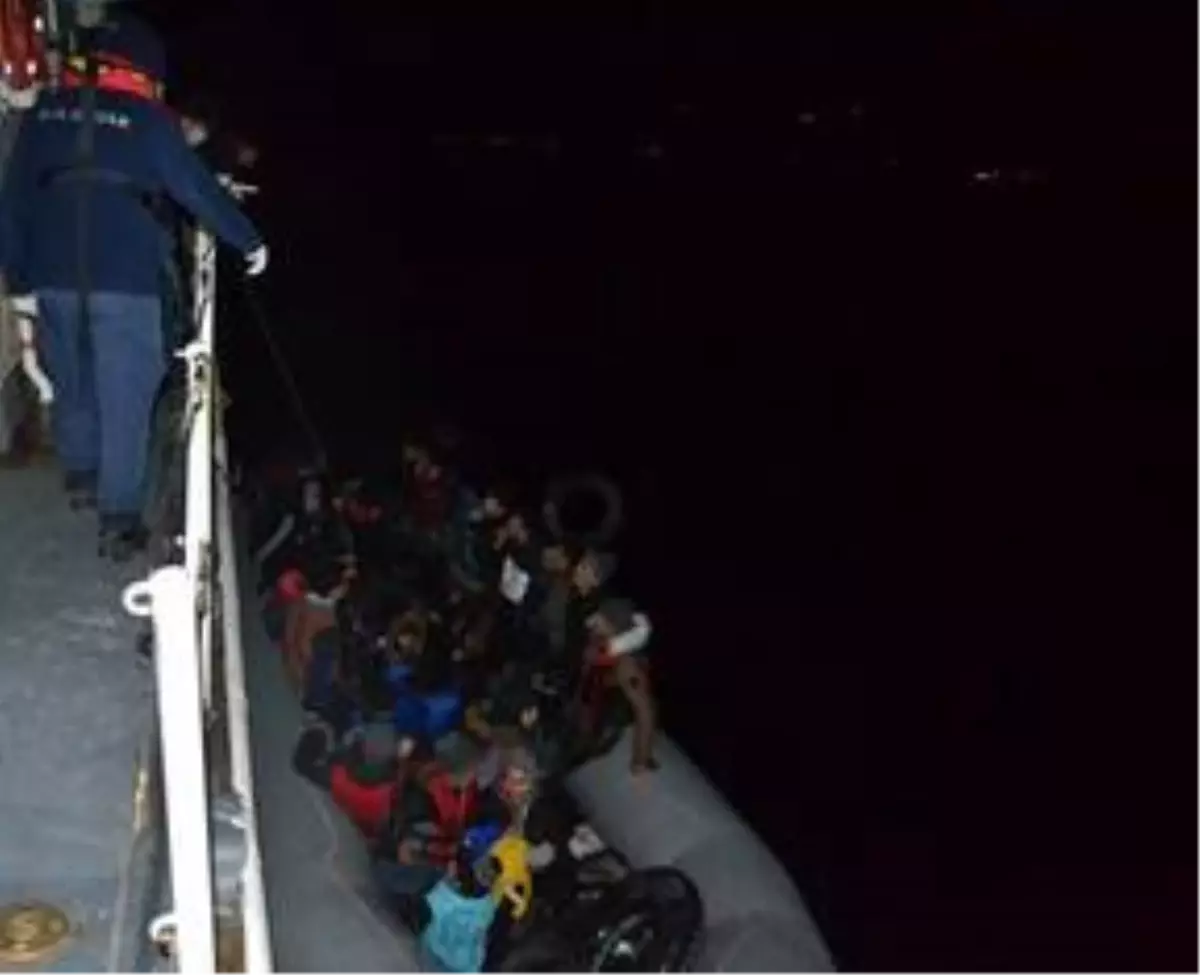 Ayvacık açıklarında durdurulan botlarda 67 düzensiz göçmen yakalandı