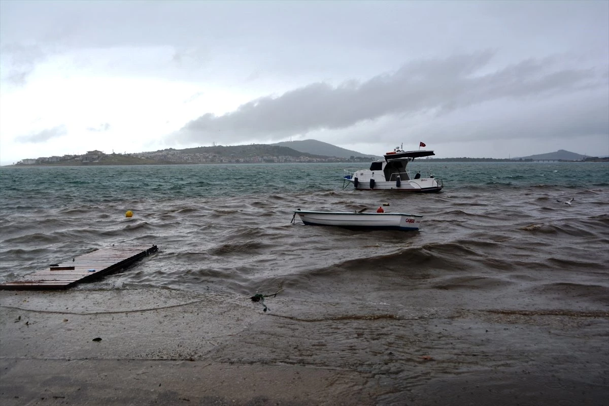Ayvalık sahilinde bazı balıkçı tekneleri fırtınada alabora oldu