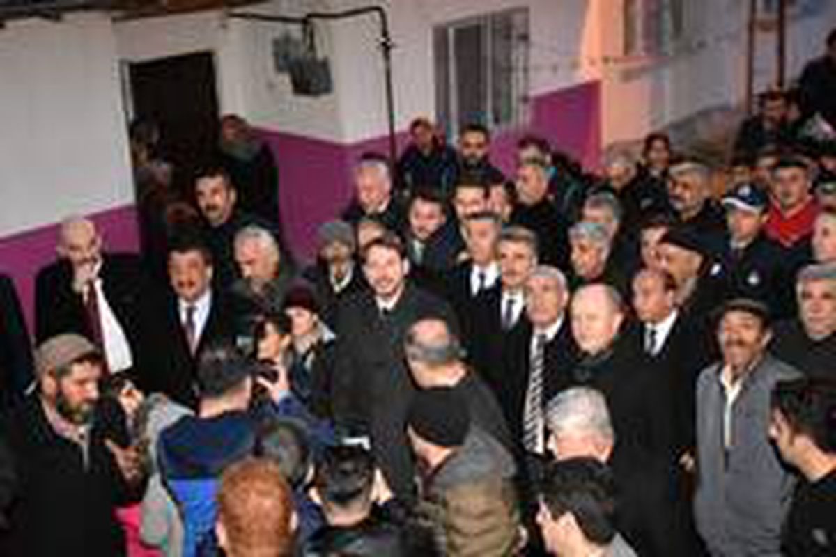Bakan Albayrak Malatya\'da depremzedeleri ziyaret etti